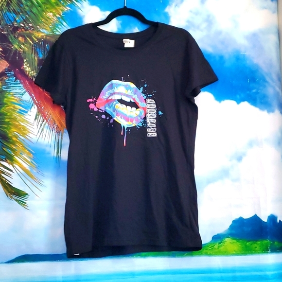 Cute Junior lip bite graphic Tshirt SIZE XL - Picture 2 of 4